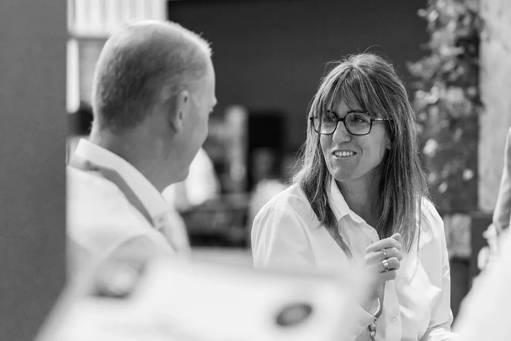 Julie in gesprek met een bezoeker op een event